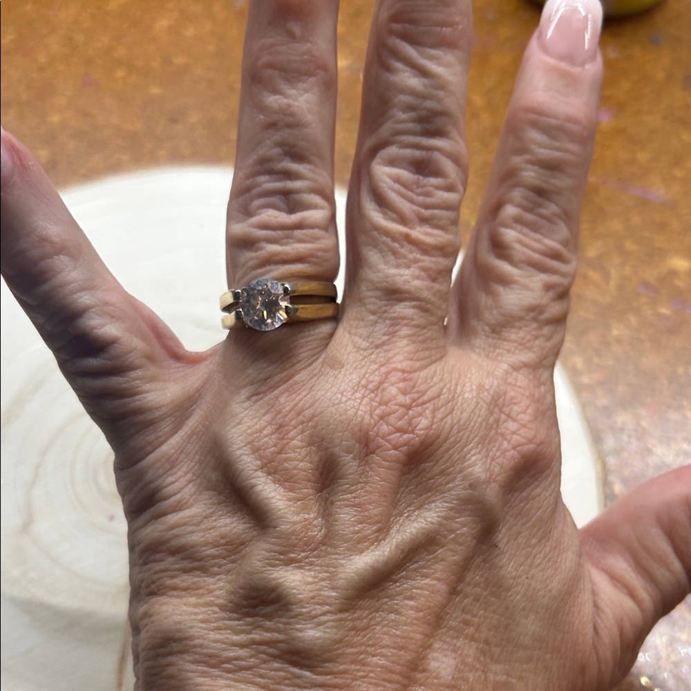 Elegant Gold Ring with Clear Gemstone